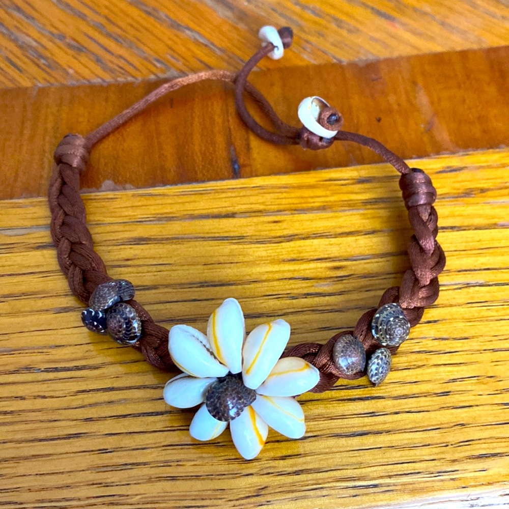 Women’s braided Shell braclet